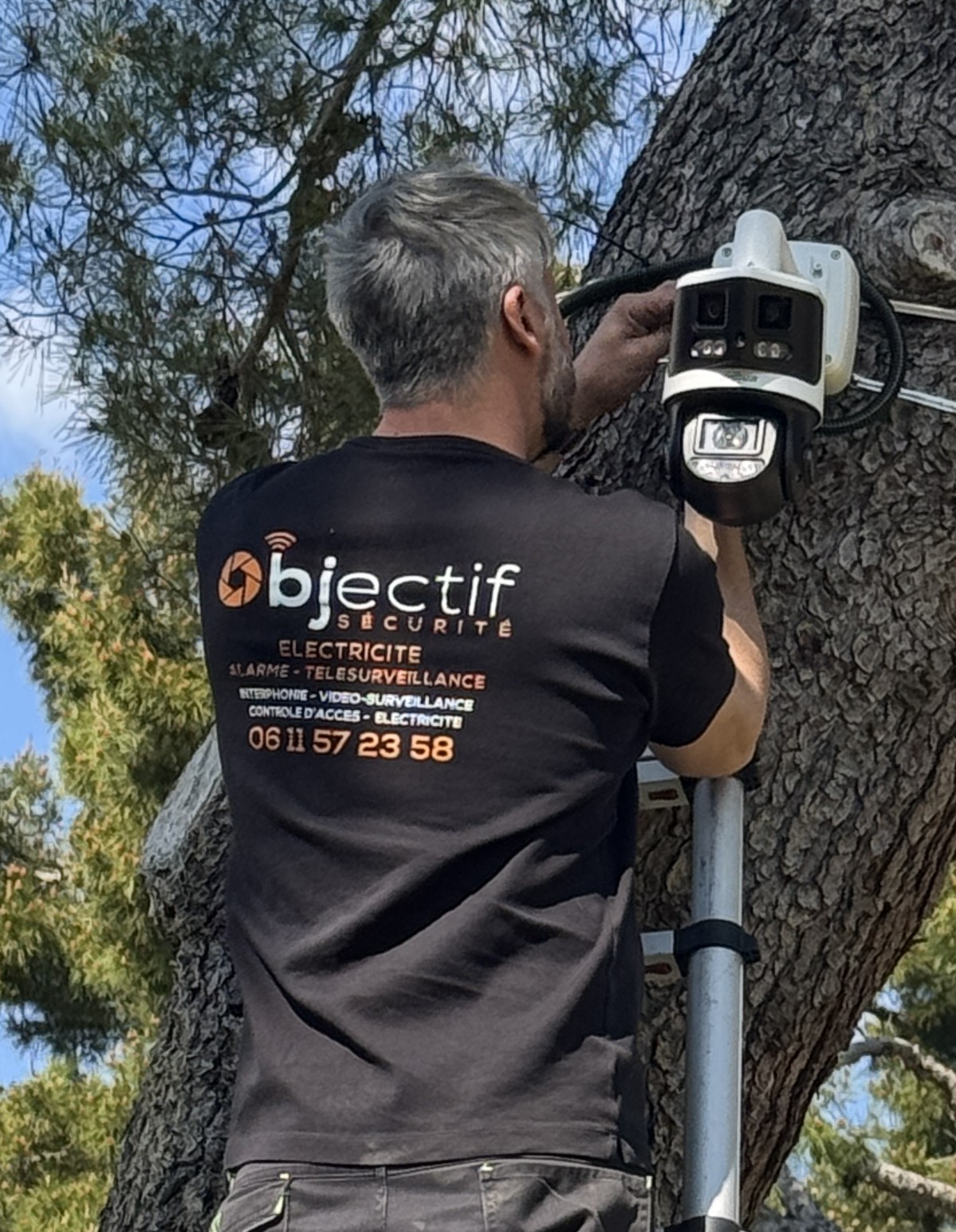 technicien intégrateur chez Objectif Securité installant une caméra 8K Dahua