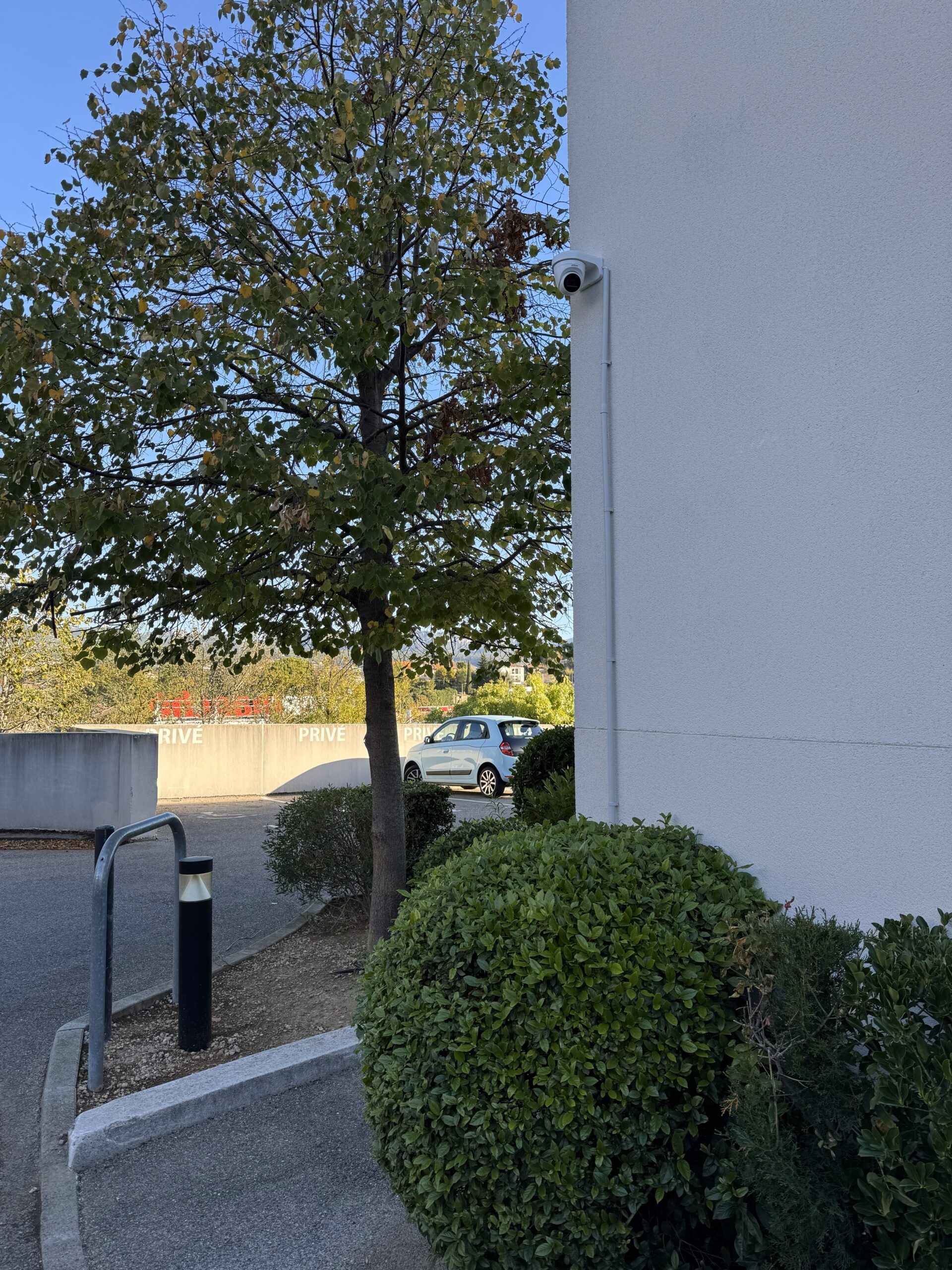 Résidence l'Atria à Marseille, pose caméra de vidéosurveillance DAHUA 4K pour protéger le parking arrière.