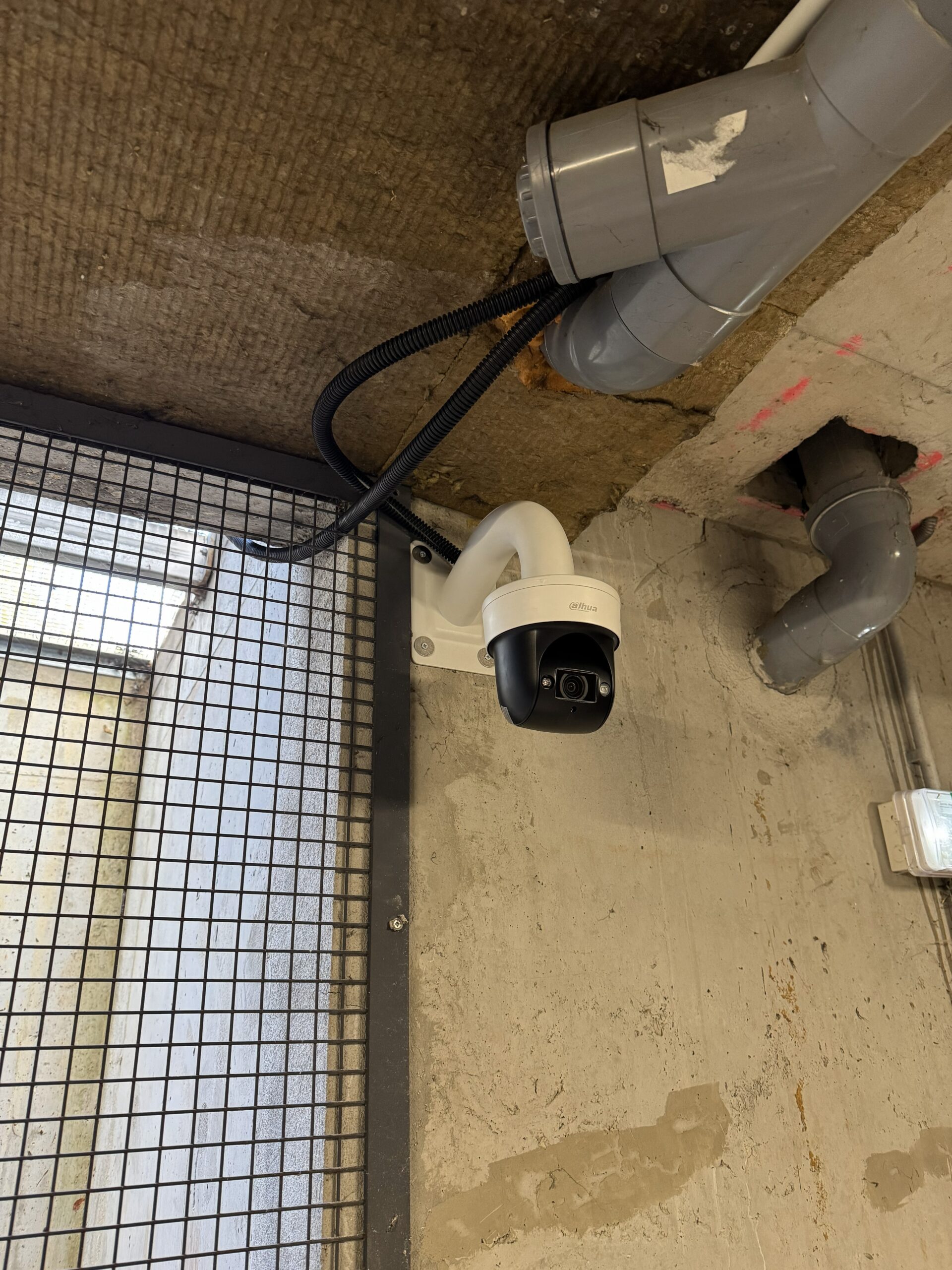 Résidence l'Atria à Marseille, amélioration, pose caméra de vidéosurveillance DAHUA 4K pour visionner le garage en entier.