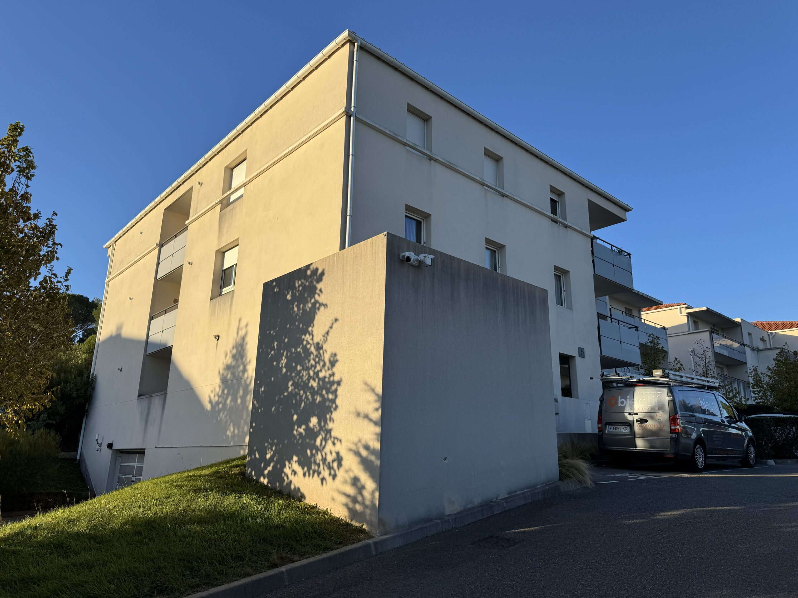 Résidence Atria à Marseille avec 2 caméras DAHUA 4K de vidéo surveillance posé par Objectif Sécurité.