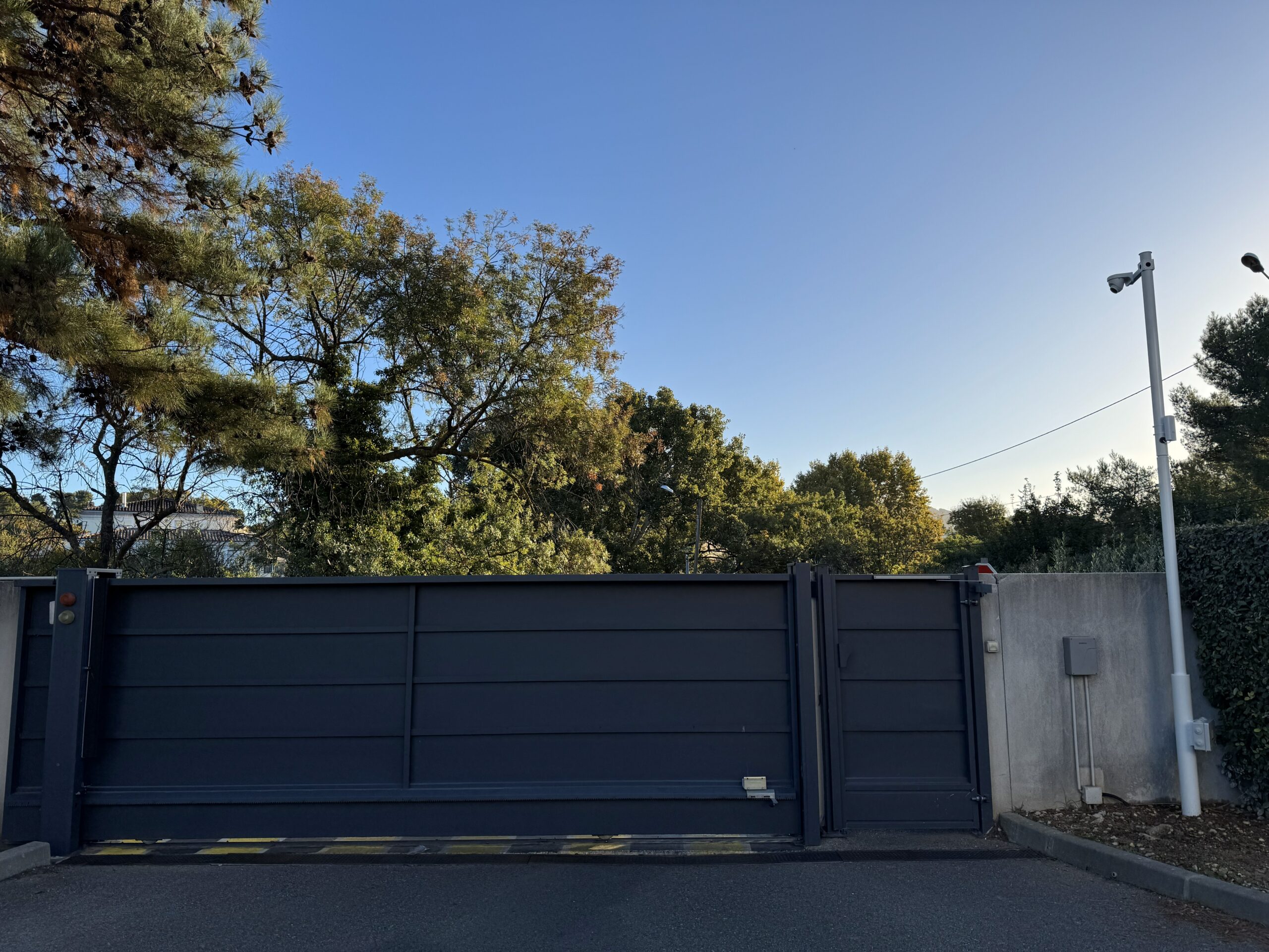 Résidence l'Atria à Marseille, portail entréé avec Caméras de vidéo surveillance DAHUA 4K et pont Witek sur mat.