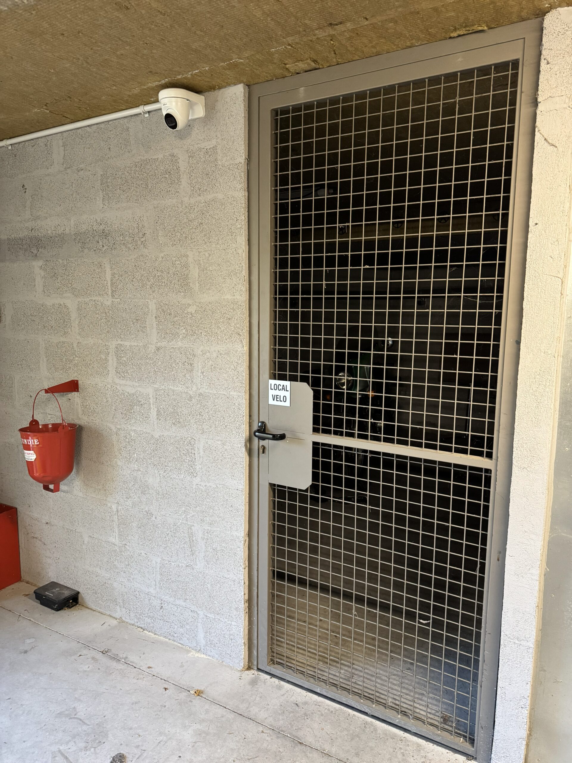 Résidence l'Atria à Marseille, pose caméras de vidéosurveillance DAHUA 4K à l'intérieur du garage pour protéger les accés.