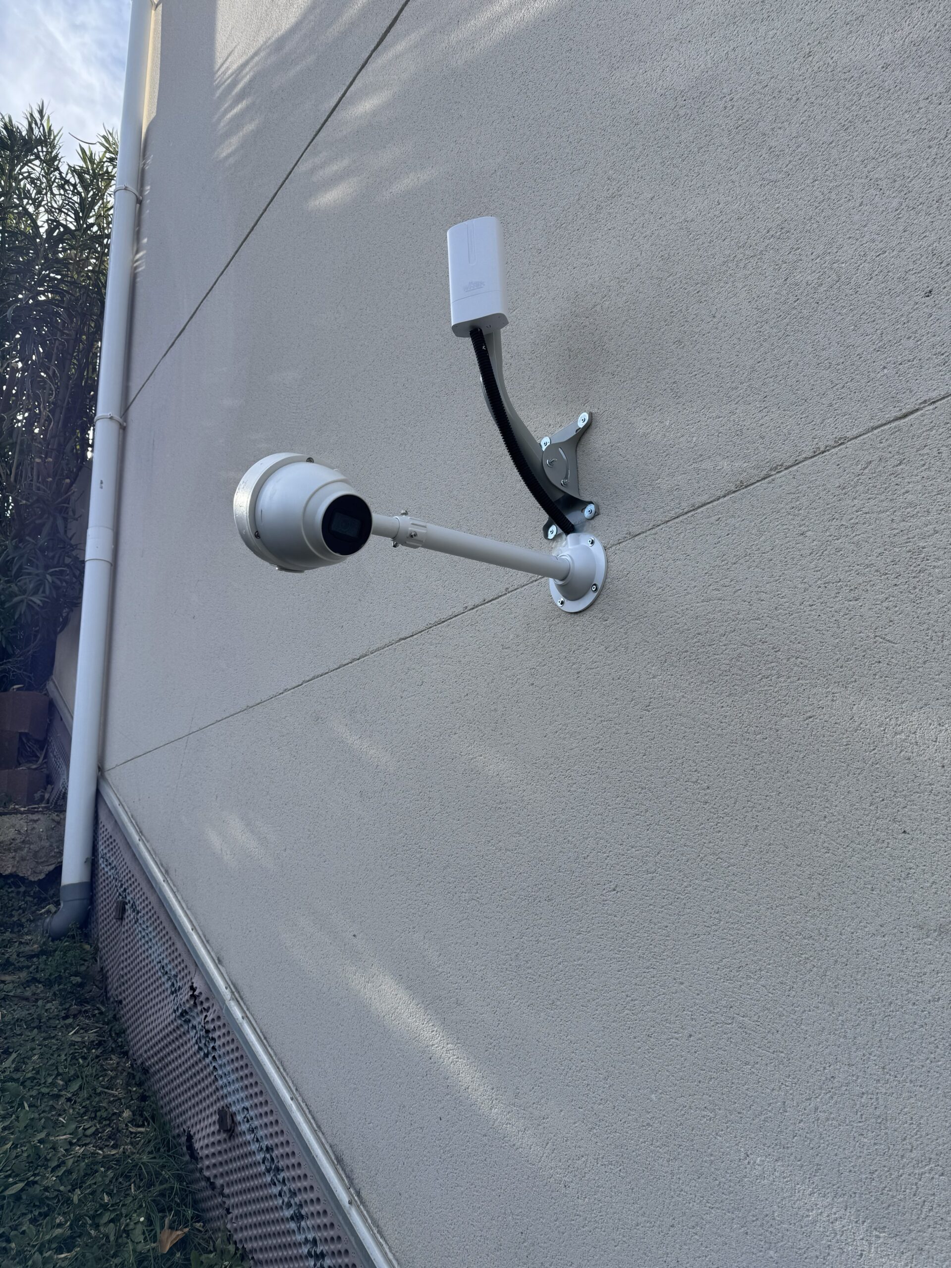 Résidence l'Atria à Marseille, amélioration à l'aide d'un bras d'extension pour la caméra de vidéosurveillance DAHUA 4K à l'entrée du garage.