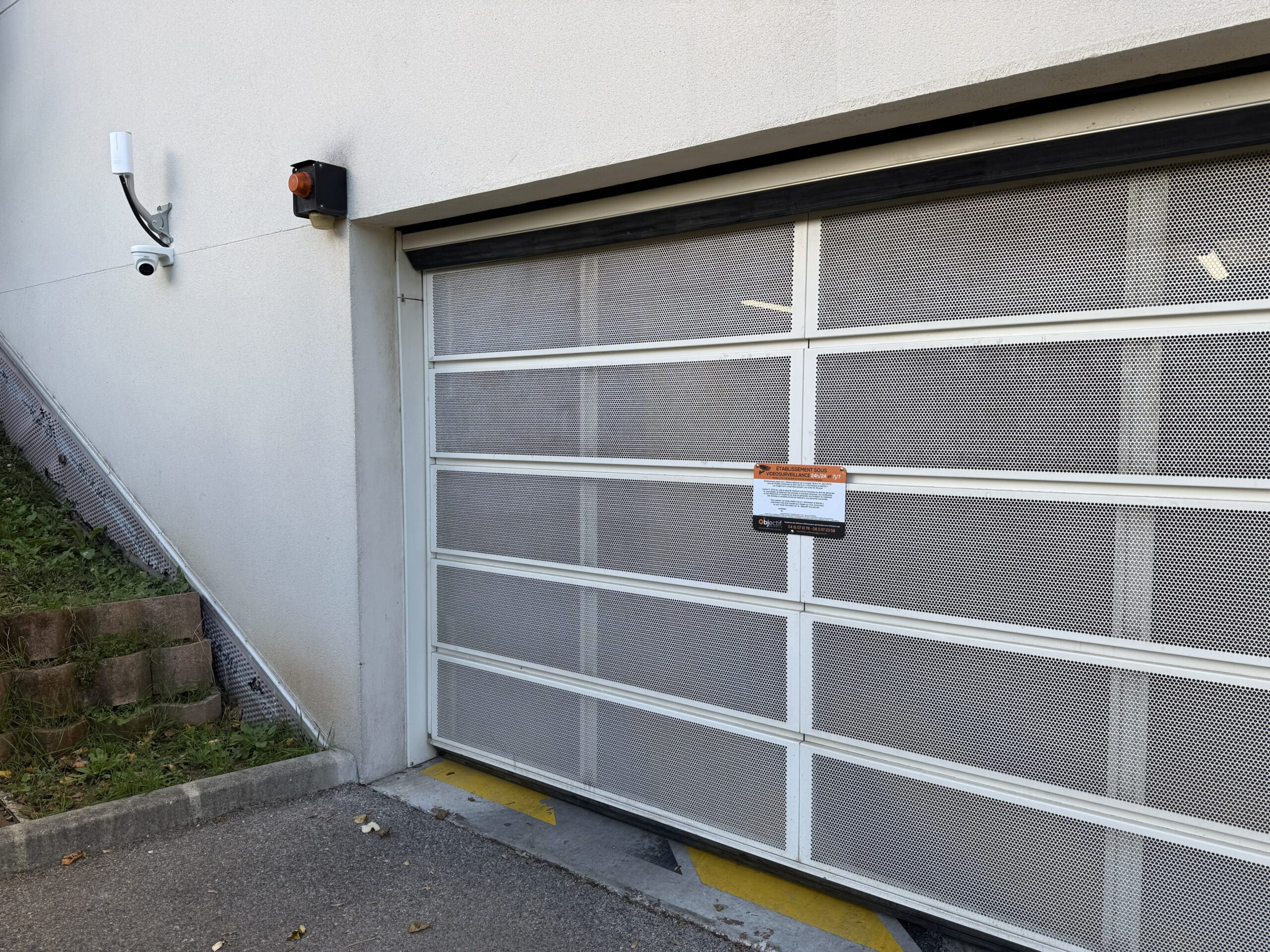 Résidence l'Atria à Marseille, pose caméras de vidéosurveillance DAHUA 4K et un pont radio WITEK à l'entrée du garage.