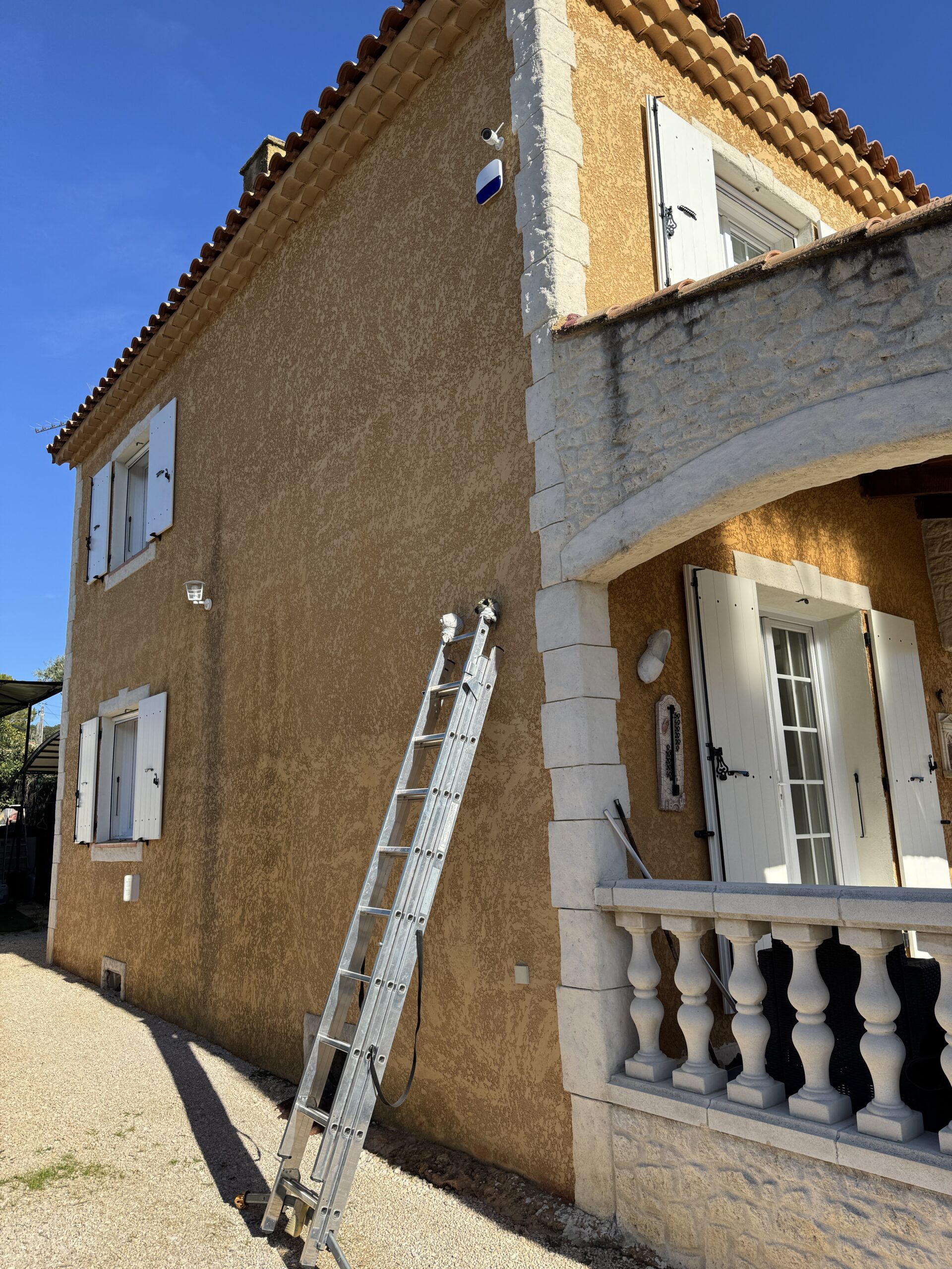 Villa à Marseille avec une sirène à l'extérieure posé par Objectif Sécurité.