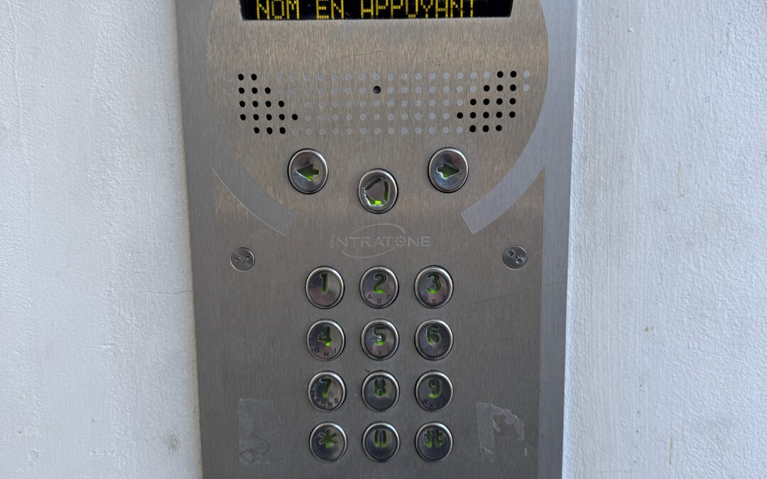 Dépannage rapide d&rsquo;un interphone INTRATONE défectueux dans une résidence à la Destrousse, région PACA