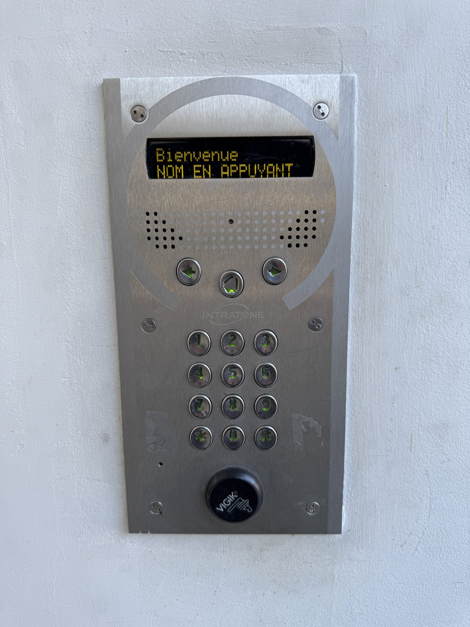 Dépannage interphone intratone à la destrousse en région PACA,, vérification du bon fonctionnement de la platine extérieur par Objectif Sécurité.