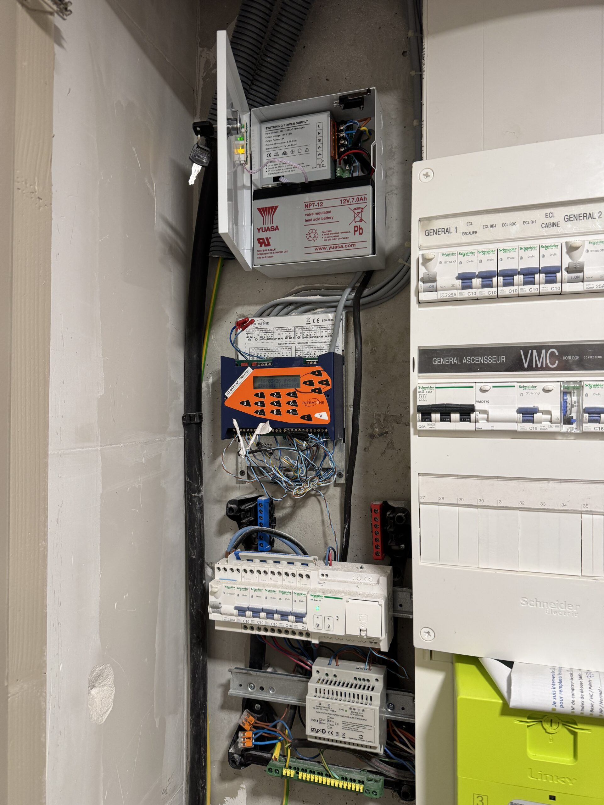 Dépannage interphone intratone à la destrousse en région PACA,, mise en place du coffret chargeur avec batterie par Objectif Sécurité.