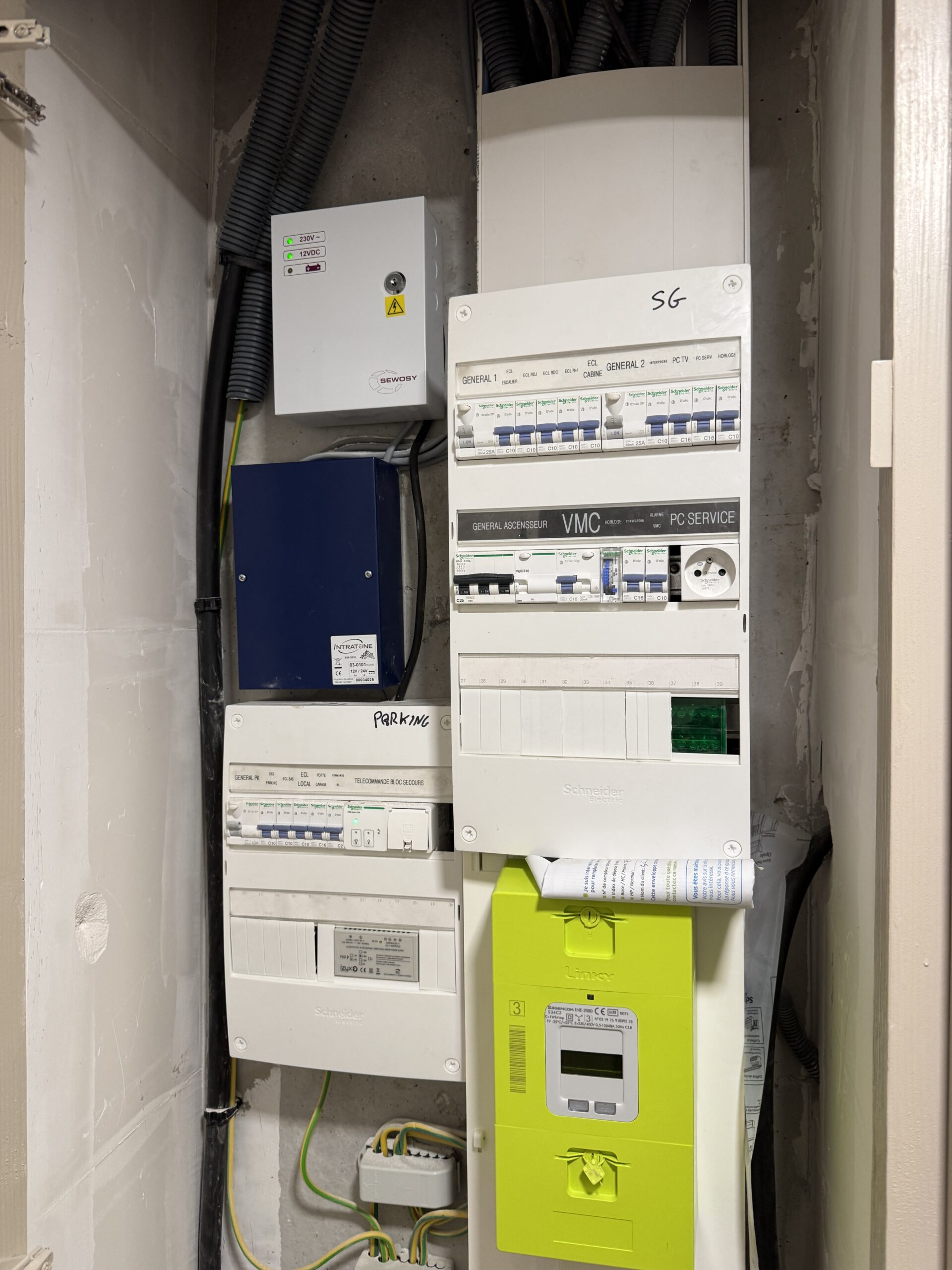 Dépannage interphone intratone à la destrousse en région PACA,, mise en place du coffret chargeur avec batterie, finitions et tests par Objectif Sécurité.