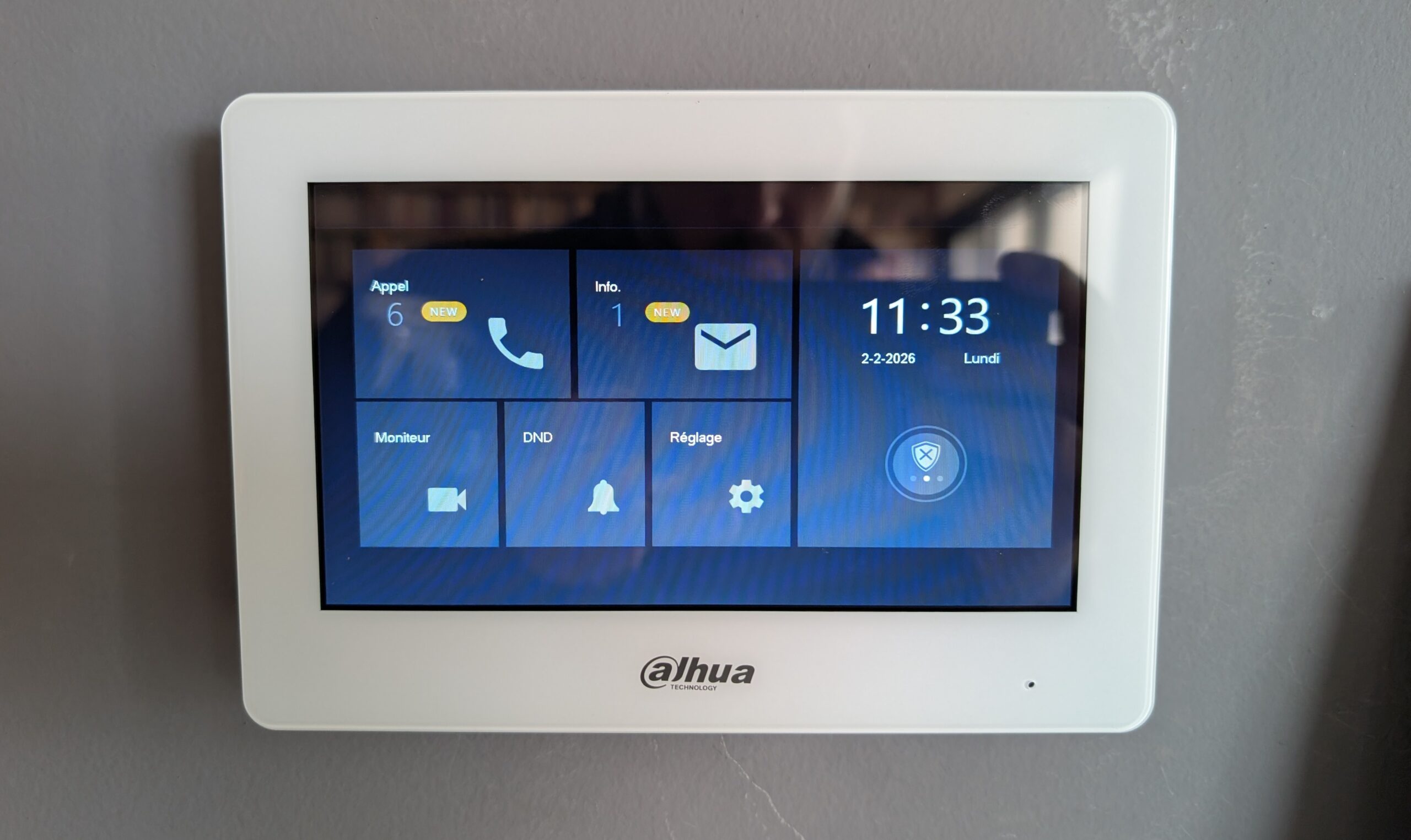 Villa à Marseille, interphone DAHUA, un des 3 écrans posé à chaque étage par Objectif Sécurité.