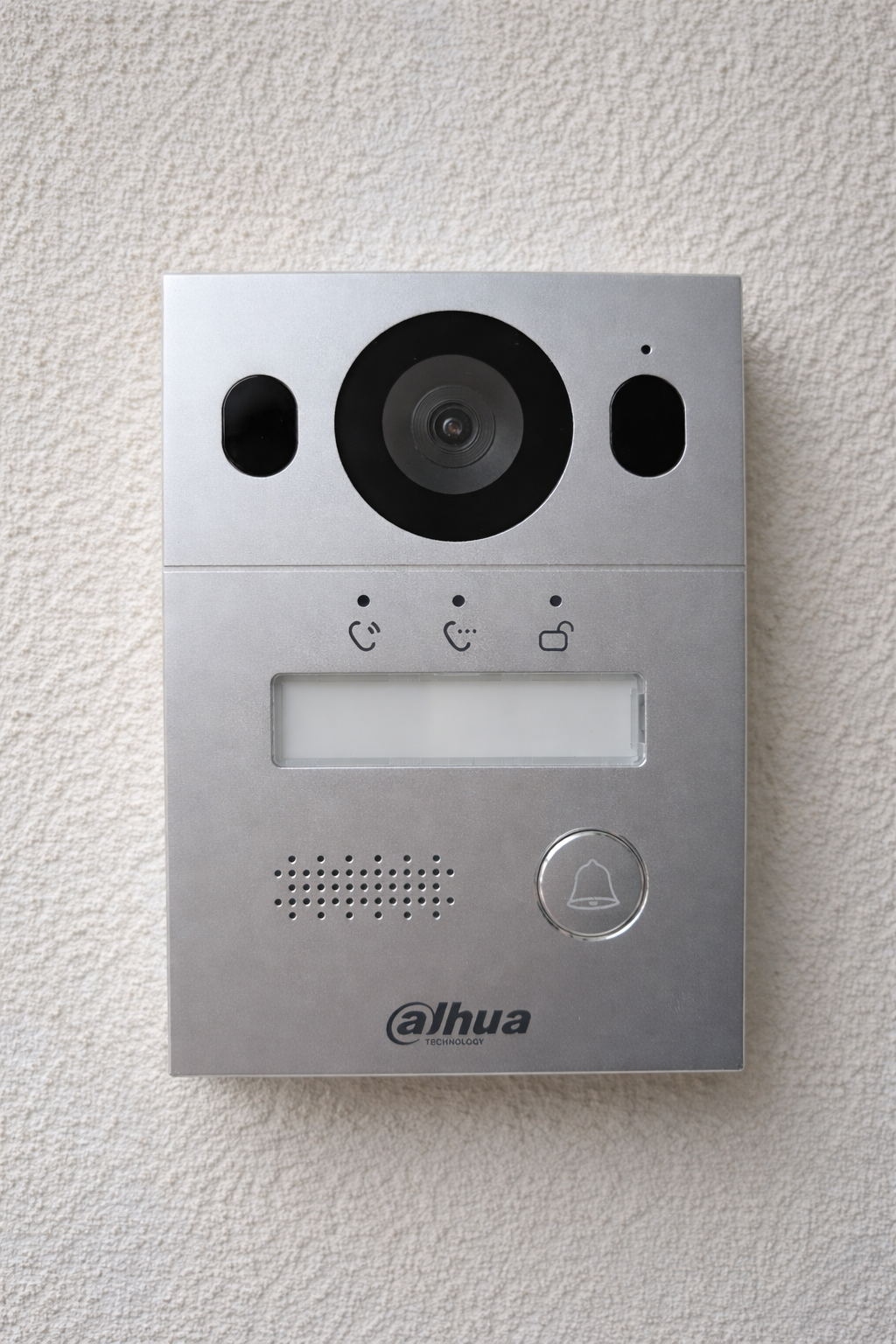 Villa à Marseille, nouvel interphone DAHUA posé à l'entéee par Objectif Sécurité.