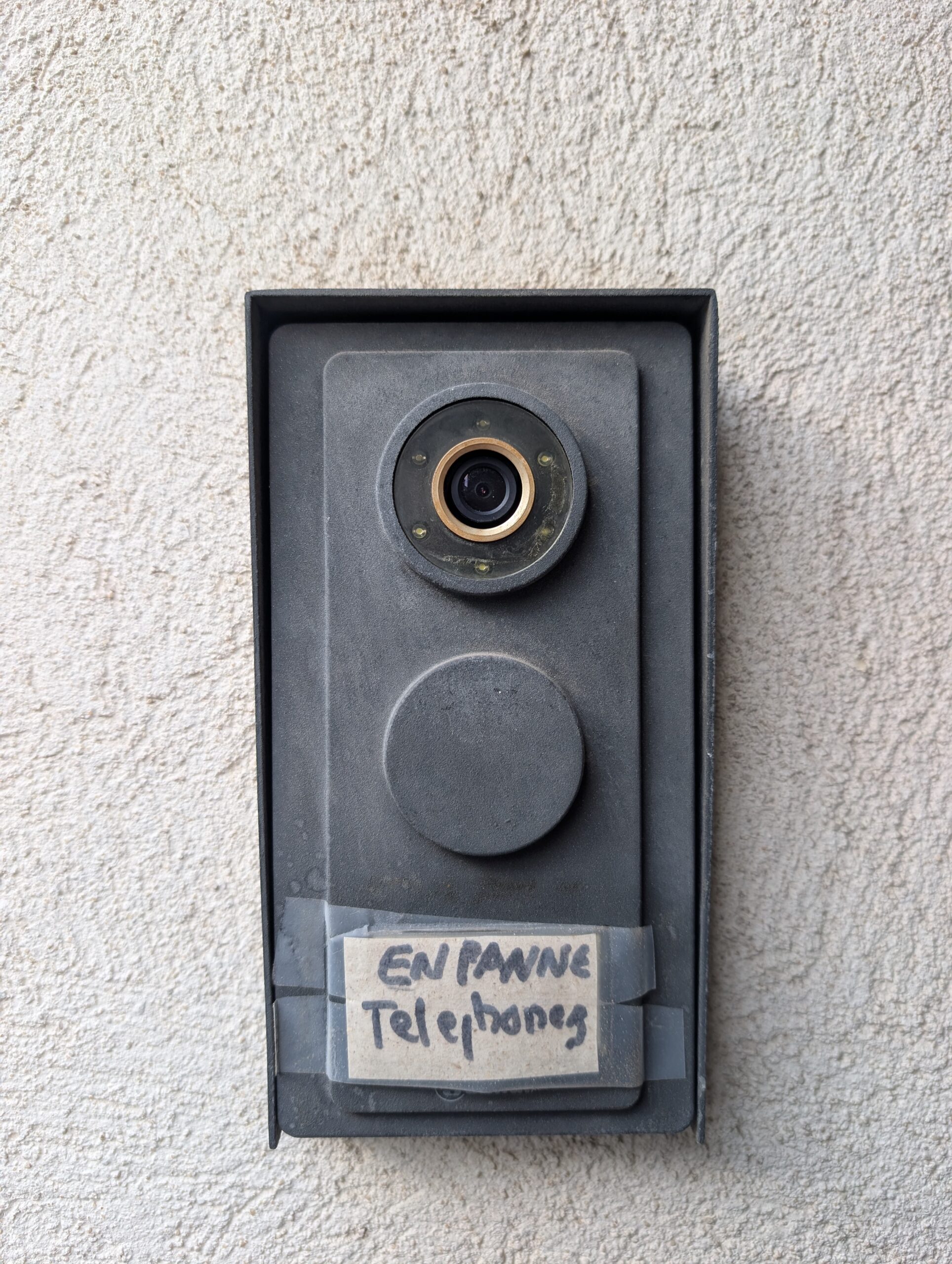 Ancien vidéoportier en panne dans une villa à Marseille remplacé par Objectif Sécurité.