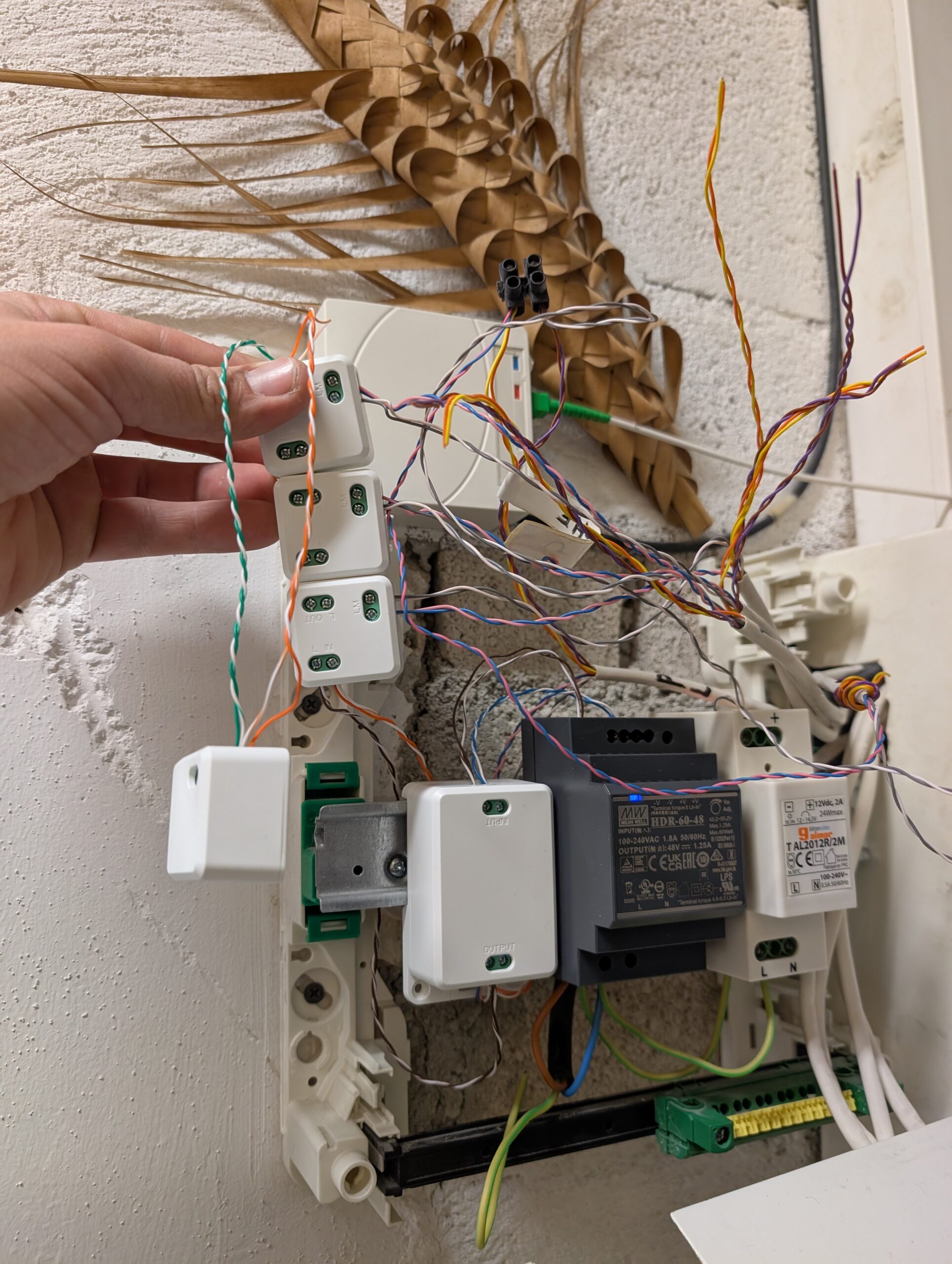 Villa à Marseille, interphone DAHUA, ouverture d'un tableau et cablage du kit par Objectif Sécurité.