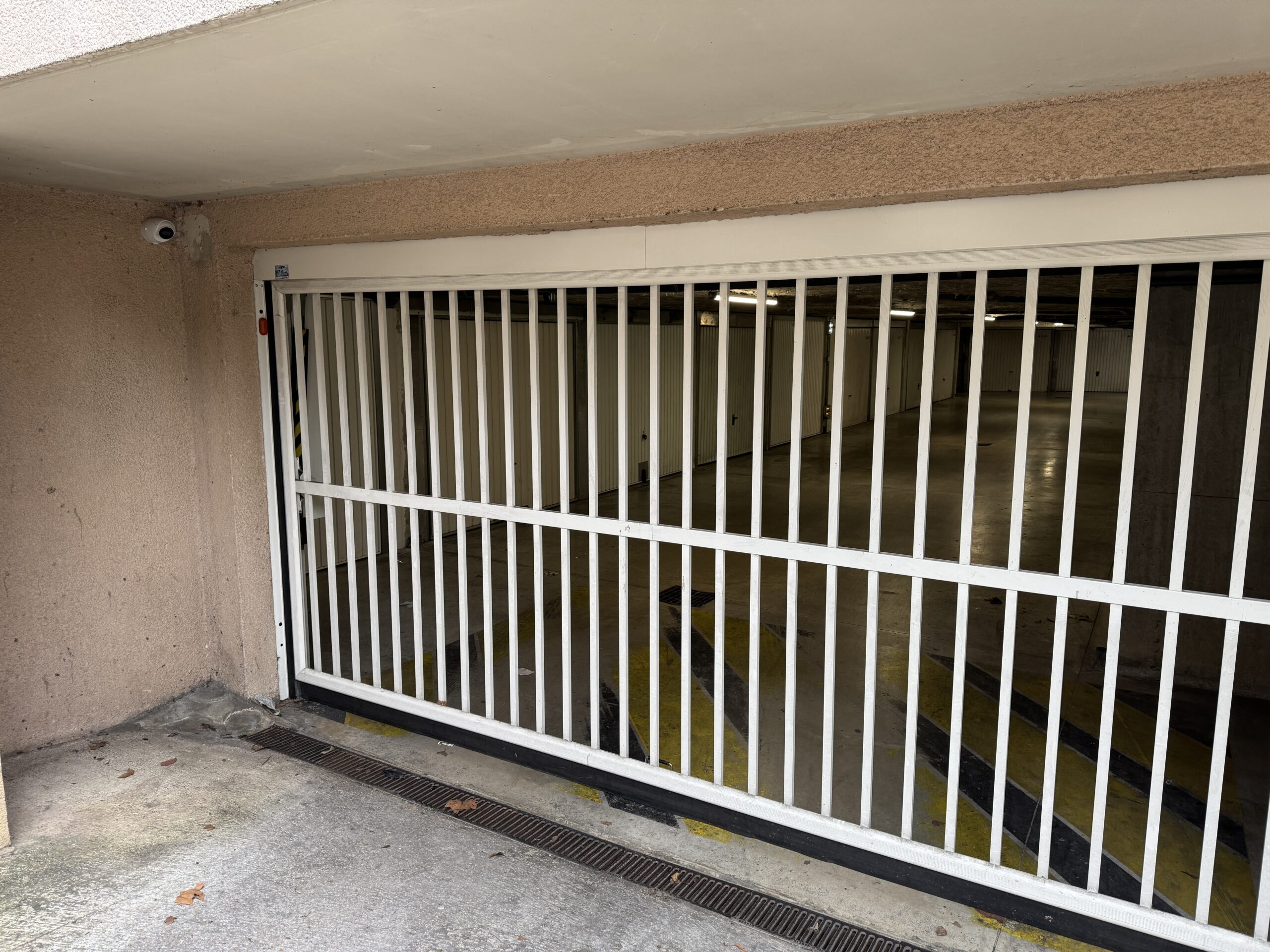 Résidence parc de la roseraie à Marseille, Installation d'une caméra HD DAHUA filmant le portail du garage intérieur par Objectif Sécurité.