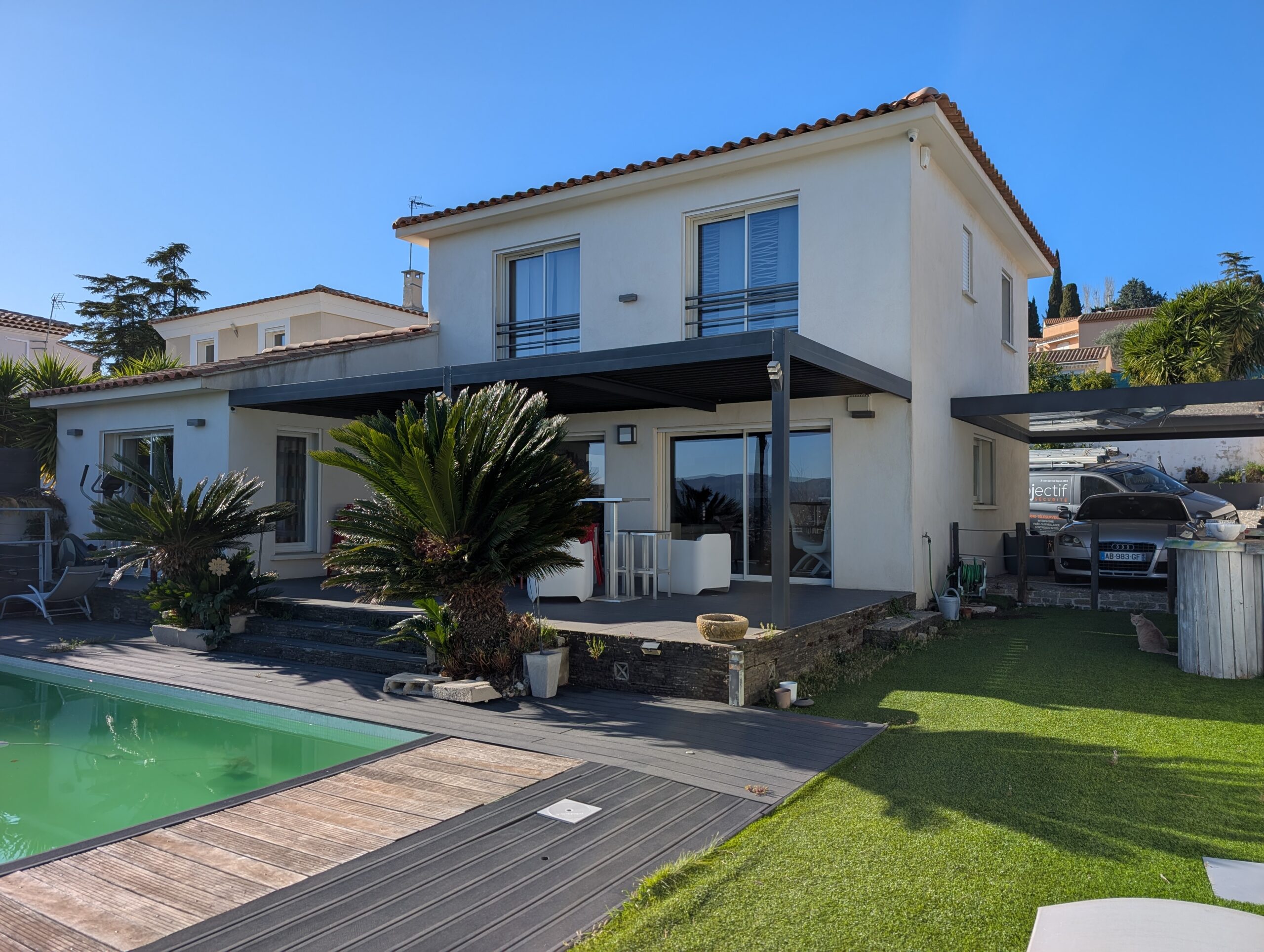 Amélioration du système de vidéosurveillance et alarme Paradox dans une villa à plan de cuques,nouvelles caméras 4K Dahua installés par Objectif Sécurité