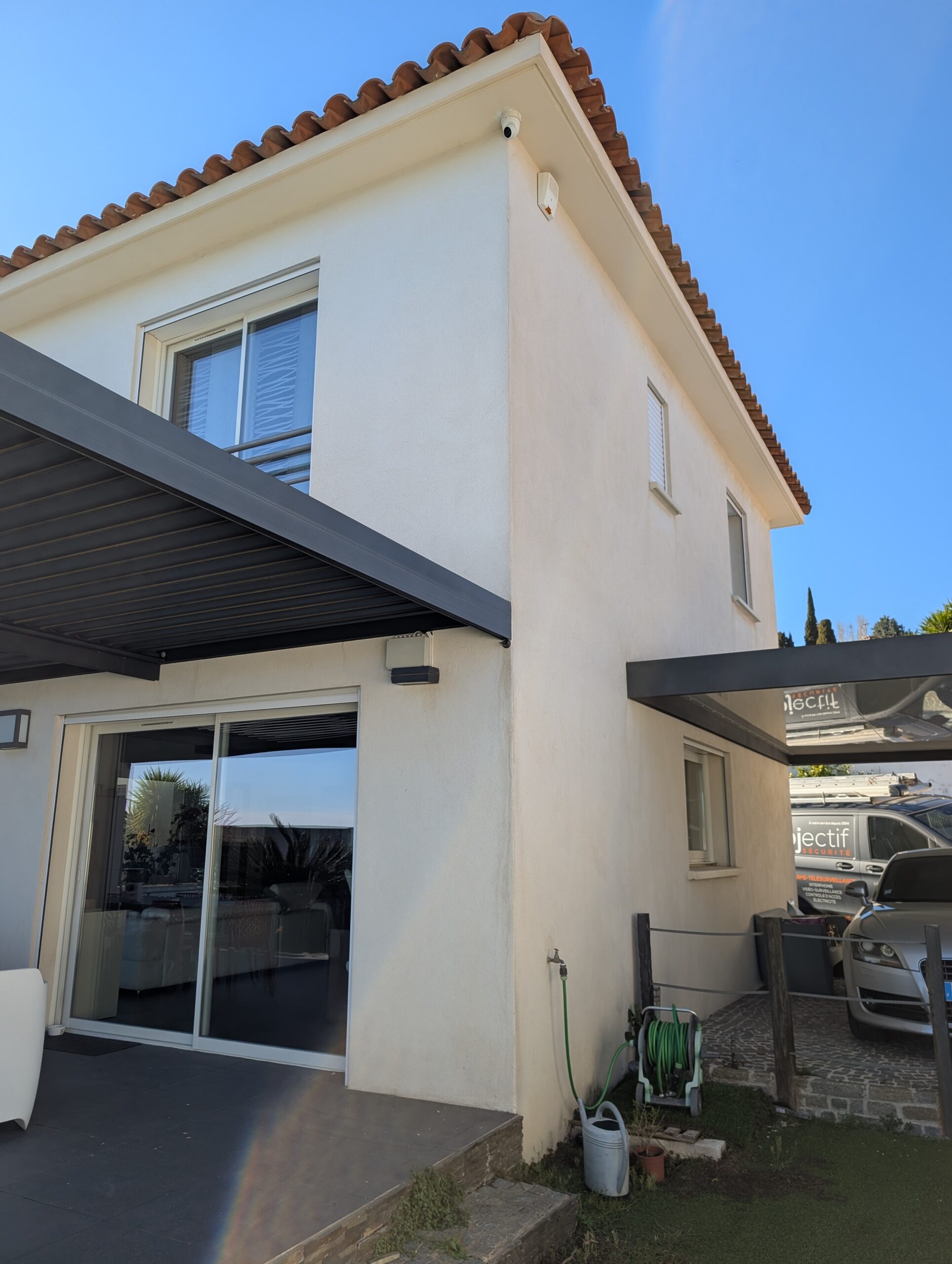 Amélioration du système de vidéosurveillance à plan de cuques,nouvelle caméra 4K Dahua isous avancée de toit installé par Objectif Sécurité