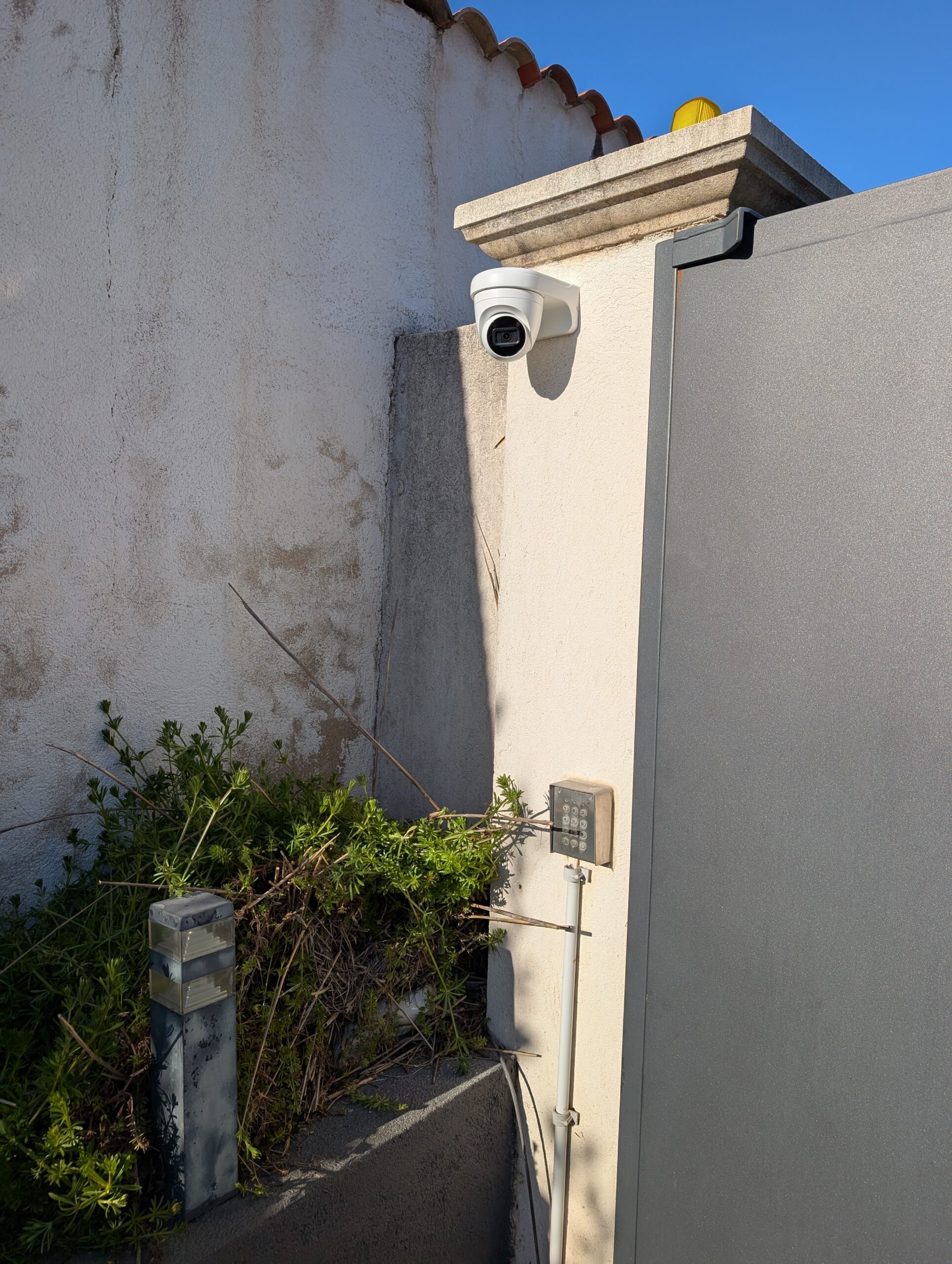 Amélioration du système de vidéosurveillance à plan de cuques,nouvelle caméra 4K Dahua au niveau du portail installé par Objectif Sécurité