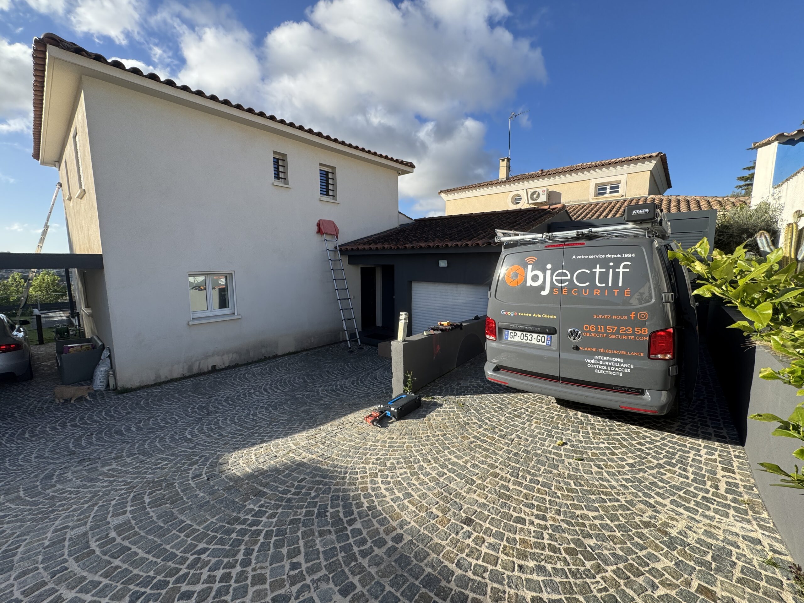 Amélioration du système de vidéosurveillance à plan de cuques,nouvelle caméra 4K Dahua angle de toit installé par Objectif Sécurité