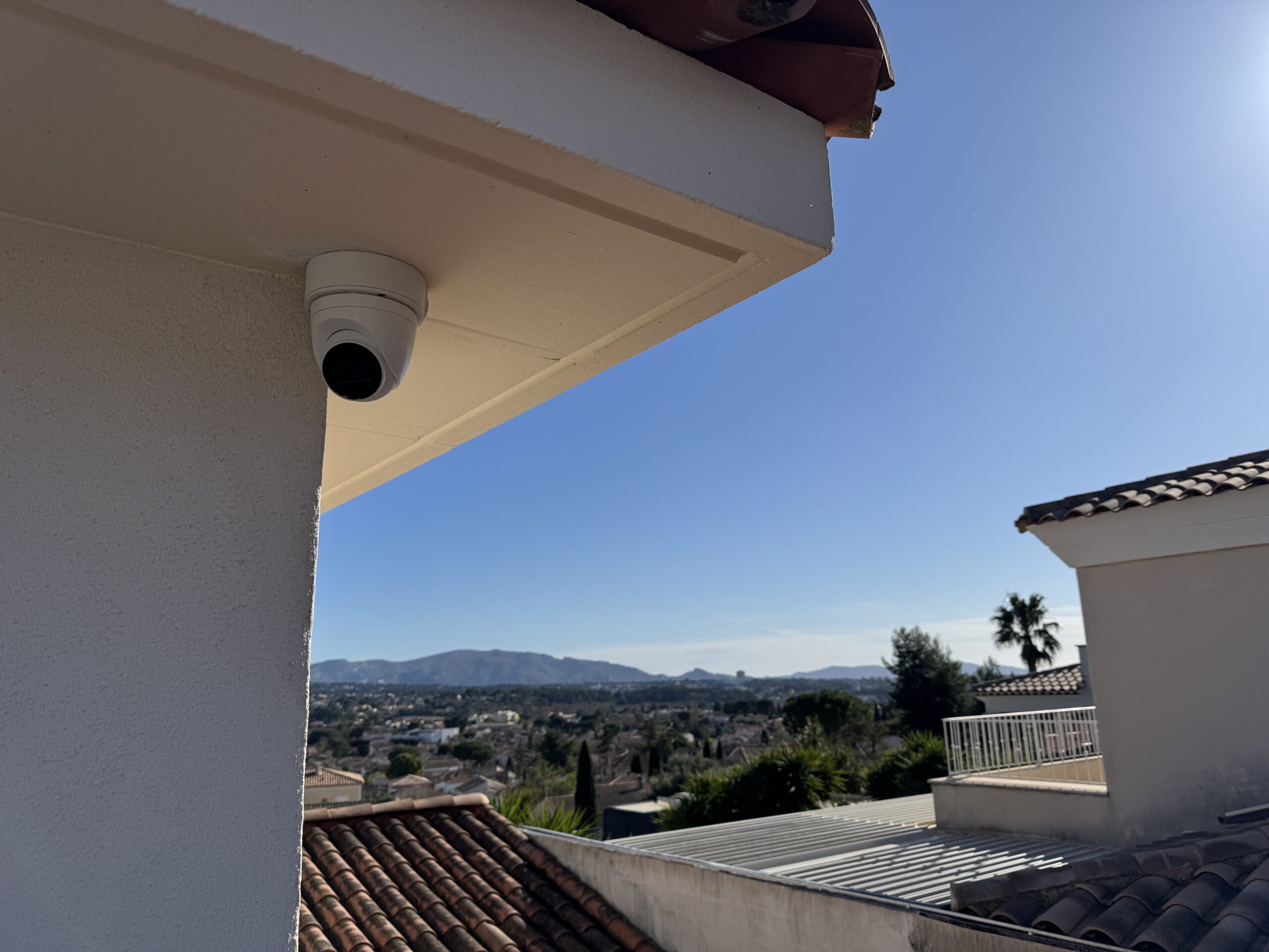 Amélioration du système de vidéosurveillance à plan de cuques,nouvelle caméra 4K Dahua sous toit installé par Objectif Sécurité