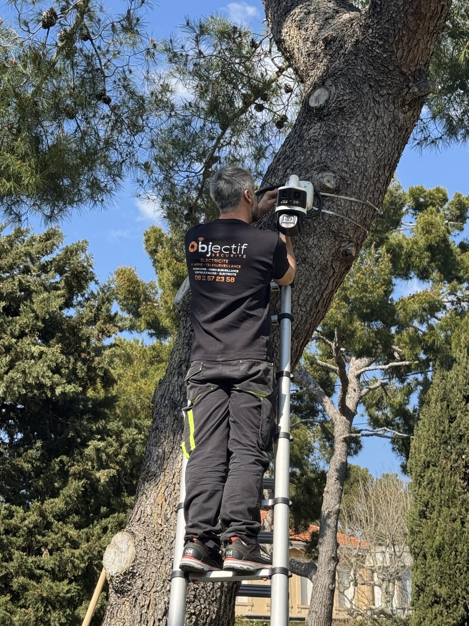 Résidence Saint Julien à Marseille, technicien intégrateur chez Objectif Sécurité installant la caméra DAHUA 8k sur l'arbre.
