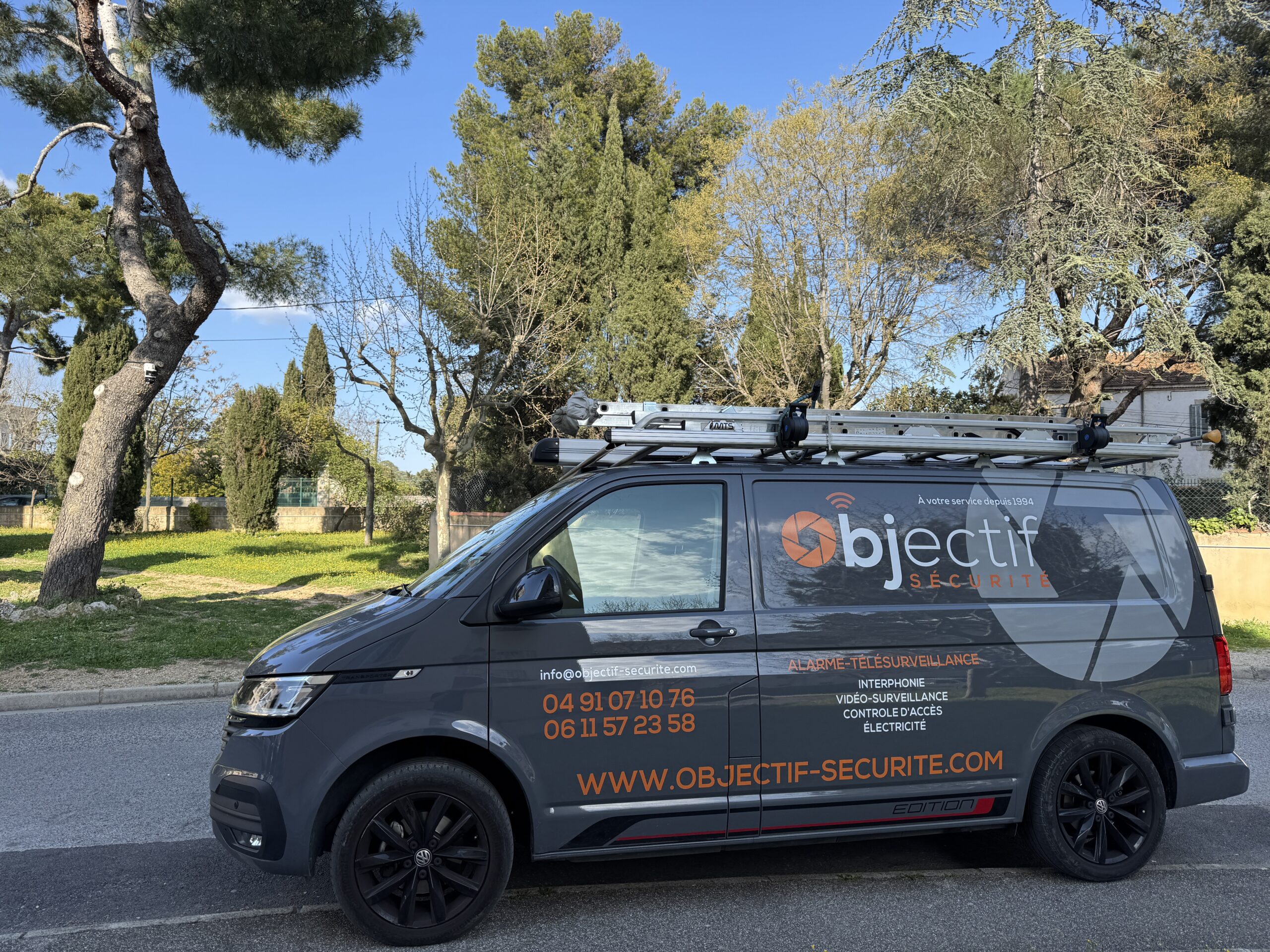 Résidence Saint Julien à Marseille, notre untilitaire Transporter Objectif Sécurité et la caméra Dahua 8K dans l'arbre